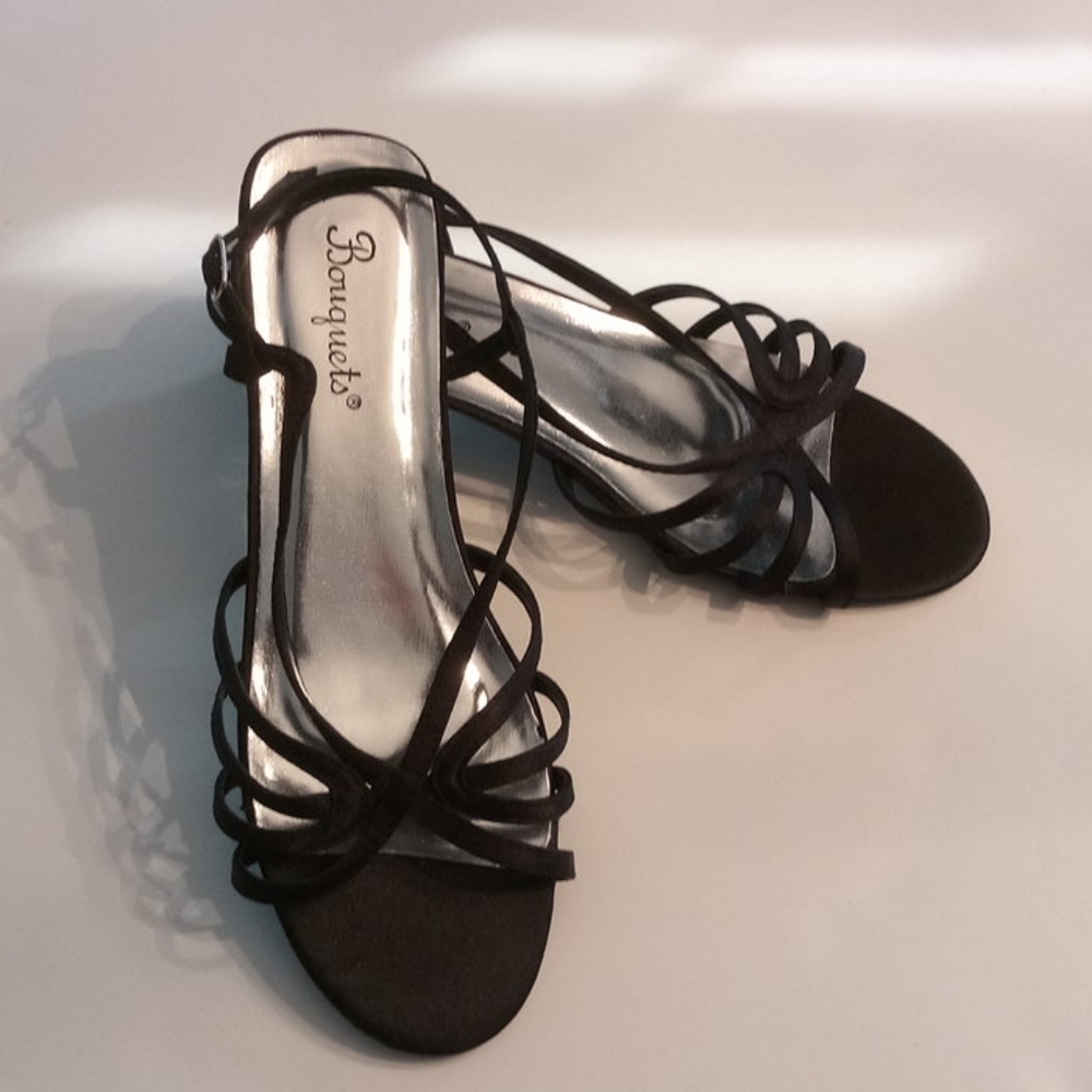 BOUQUETS Strappy Black slip on Shoe NWOT